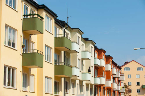Balkonger i oika färger på bostadshus